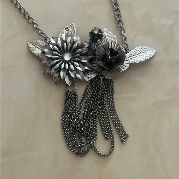 Elegant Silver Floral Pendant Necklace - Picture 2 of 3